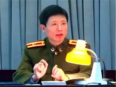 ​2014年艾跃进身患胃癌，胃部被切掉一部分，坦言：我宁死在讲台上