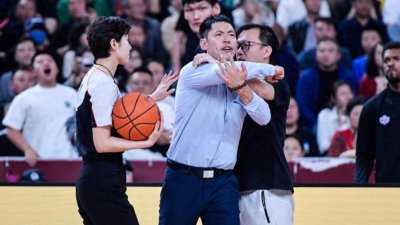 ​离谱！CBA重罚张庆鹏：停赛1场+罚3万，因不公判罚怒喷+肘击裁判