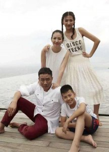 ​胡军女儿太美了！19岁身高就超爸爸，看到泳装照网友纷纷喊岳父