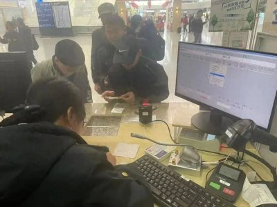 ​什么情况？老人的车票上多了个“新”