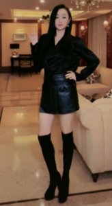 ​46岁曹颖晒近况：身材纤细，黑色look又美又飒