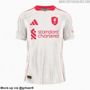 ​利物浦新赛季客场球衣谍照：白色配红黑，队徽外围加盾型徽章