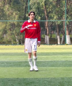 ​37岁李易峰近照曝光，留中分发型露大脑门，网友：变丑了！