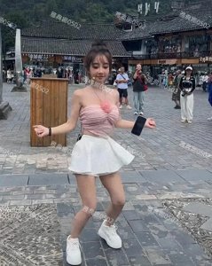 ​冯提莫街头直播，目测身高在1米5左右，网友：这身材不太协调