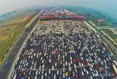 ​国庆节高速大堵车，是因为高速免费吗？遇到高速堵车如何应对？
