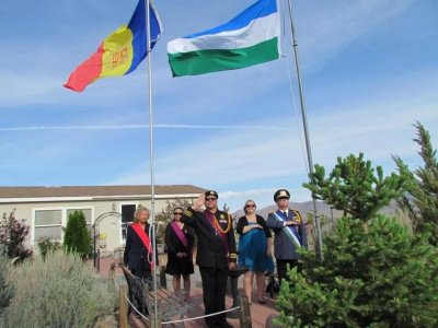 ​一个小国，全国都是皇亲国戚，人口增长只能靠总统夫人