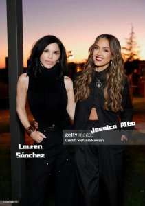 ​着装被恶评后桑切斯首现身，包裹严实神情落寞、不见男友陪伴