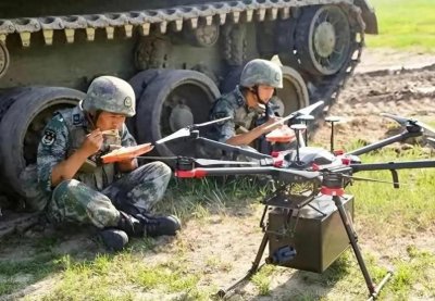 ​解放军炊事兵的新装备：多轴无人机