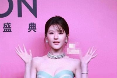 ​关晓彤黑丝造型：时尚与传统的碰撞