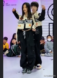 ​甜馨舞蹈实力惊艳，最新直拍动作利落干脆超专业！