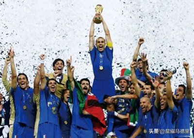 ​泪目！意大利06年世界杯冠军全员重聚，76岁里皮现身激动拥抱爱徒