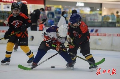 ​滑冰场上避暑，欢乐多 | 图集