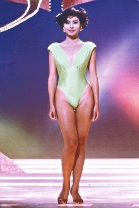 李美凤：电眼美人，曾败邱淑贞夺港姐亚军，今嫁入豪门人生美满