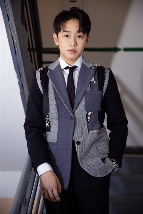 彭昱畅沉稳帅气图片