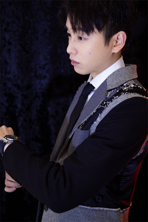 彭昱畅沉稳帅气图片