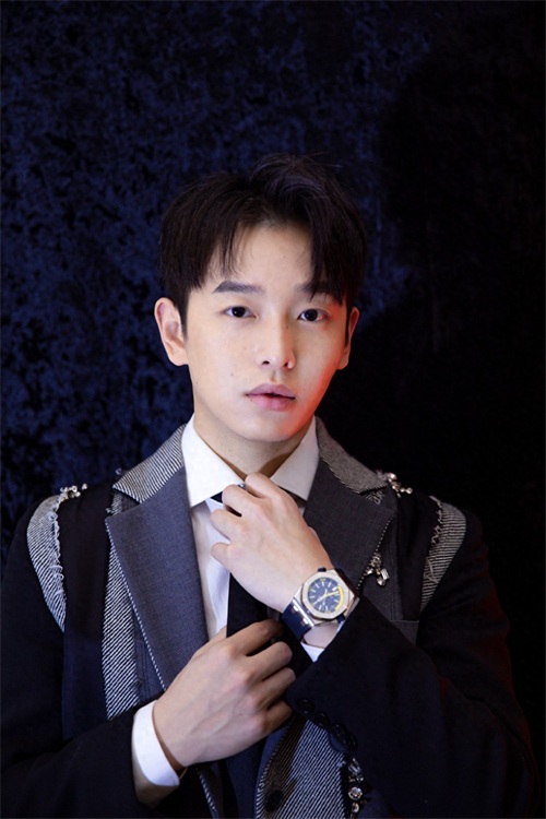 彭昱畅沉稳帅气图片