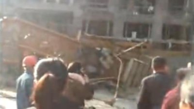 ​湖南塔吊坍塌事故致4死1伤，知情人：一钢管从伤者腰部穿至肩膀