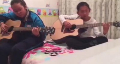 ​苏翊鸣儿时吉他弹唱视频曝光 唱民谣《南山南》文艺范儿十足