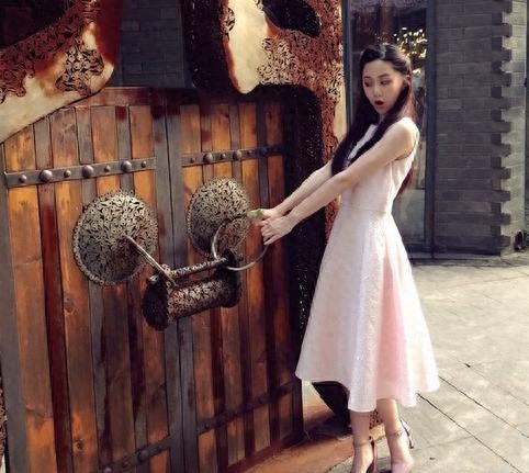 剧中是虚荣做作的小雨妖妖，私底下的衣品却是女神到不要不要的