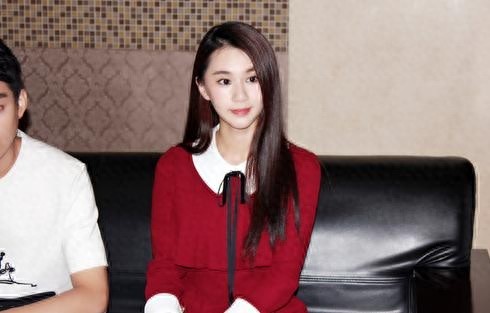 剧中是虚荣做作的小雨妖妖，私底下的衣品却是女神到不要不要的