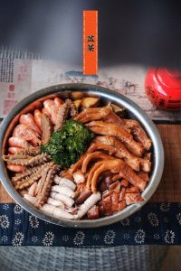 ​广东人的盆菜，如果你觉得那是一锅乱炖，那绝对侮辱了它
