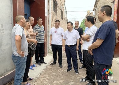 ​王现敏在宋家庄村驻村调研