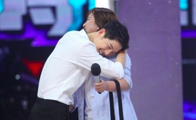 ​宋仲基《快乐大本营》为贾玲绑头发大笑 称接受姐弟恋