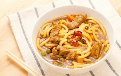 ​乌冬汤面制作简单，口感颇佳，醇正浓郁，汤鲜味美，面条劲道