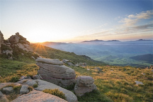翠枫山自然风景区地处山西省阳泉市，景点繁多，令游客流连忘返