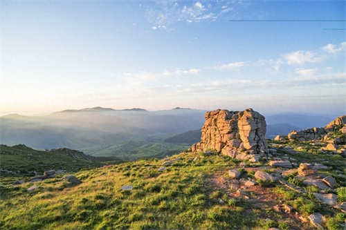 翠枫山自然风景区地处山西省阳泉市，景点繁多，令游客流连忘返
