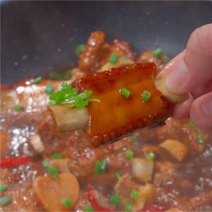 ​家常红烧排骨，简单易学超美味！让你轻松成为餐桌上的大厨！