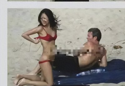 ​辣眼睛！章子怡和老外男朋友在沙滩照片曝光，泳裤被褪去了一半？