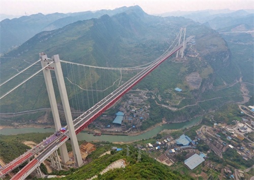 赤水河红军大桥全长2009米，主跨1200米，主塔高243.5米