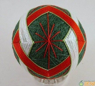 ​利用废旧布条制作可爱精美绣球