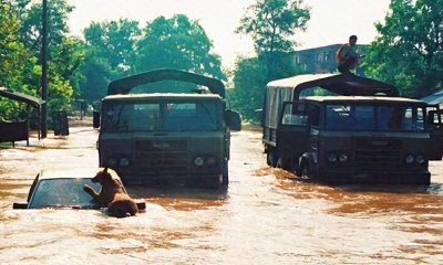 ​1998年洪水九江决堤，战士以身抗洪，老百姓哭喊：求你们不要跳了