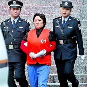 ​谢才萍：重庆唯一女黑老大，养16个情人，落网时妄言：二哥会捞我