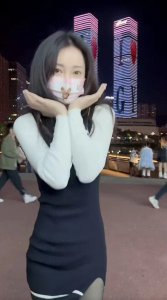 ​柳岩街头身着黑丝短裙跳舞无人识，双腿纤细笔直，小蛮腰盈盈一握