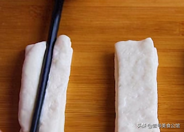 想要在家做油条？早餐店师傅分享秘诀，烹饪简单，外脆里软，真香