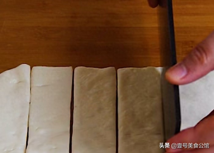 想要在家做油条？早餐店师傅分享秘诀，烹饪简单，外脆里软，真香