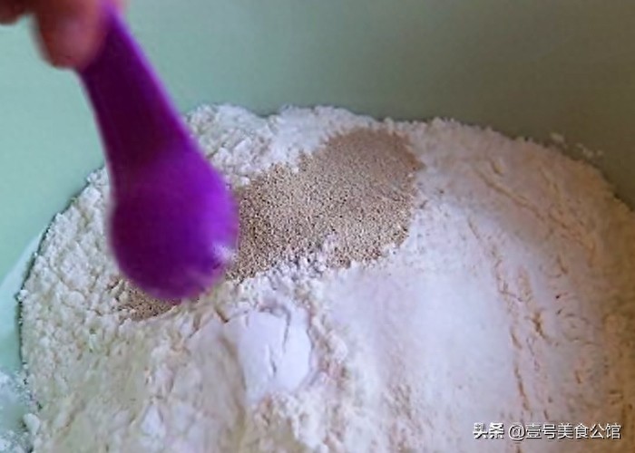 想要在家做油条？早餐店师傅分享秘诀，烹饪简单，外脆里软，真香