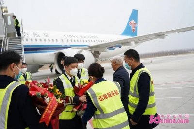 ​深圳飞菏泽首航航班落地，春运期间，菏泽迎来第一批从深圳、梅州归乡的人