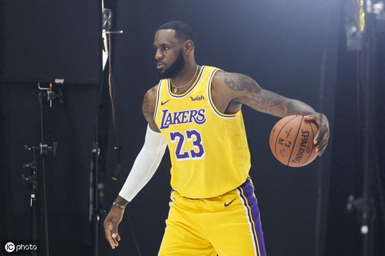 湖人新赛季媒体日，詹皇浓眉深情相望，霍华德身披39号球衣