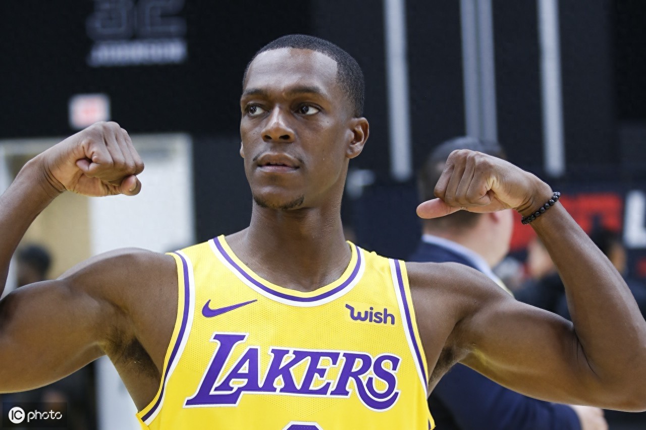 湖人新赛季媒体日，詹皇浓眉深情相望，霍华德身披39号球衣