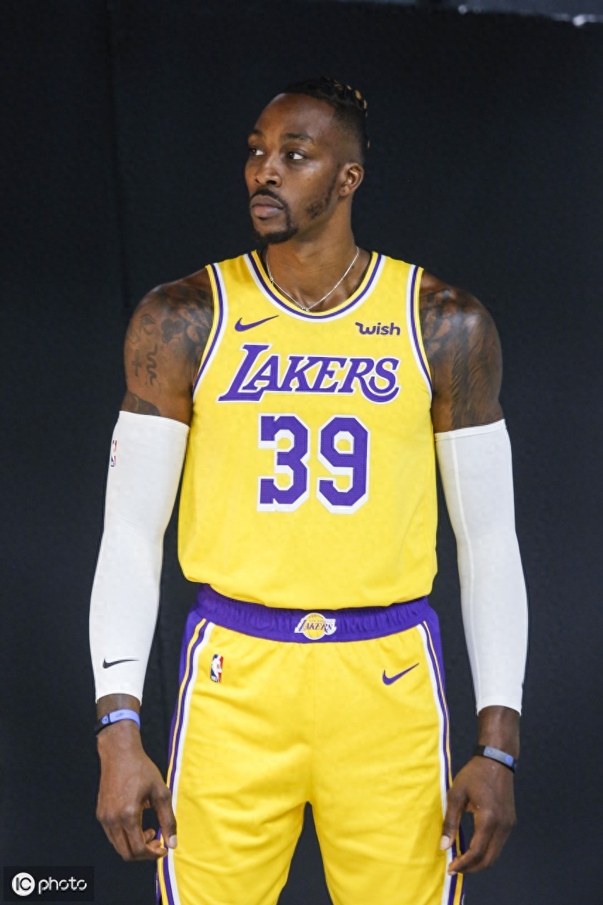 湖人新赛季媒体日，詹皇浓眉深情相望，霍华德身披39号球衣