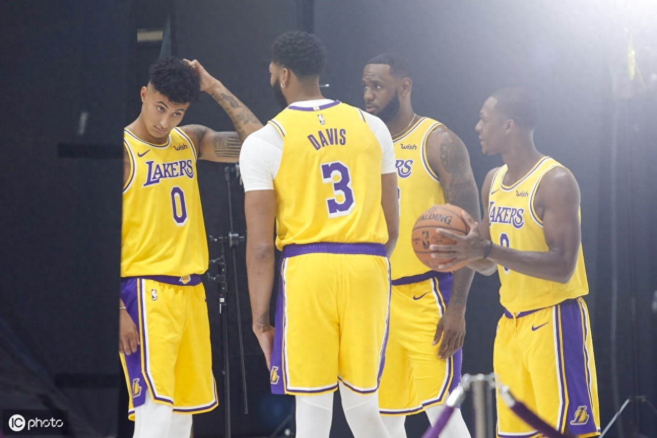 湖人新赛季媒体日，詹皇浓眉深情相望，霍华德身披39号球衣