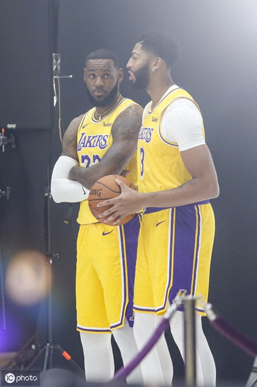 湖人新赛季媒体日，詹皇浓眉深情相望，霍华德身披39号球衣