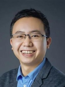 ​一位牛人，他是抖音公司的老板梁汝波，据估计身价已超146亿。