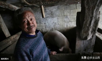 大叔没想到自己53岁找到了另一半,在大山里生活逍遥自在幸福美满