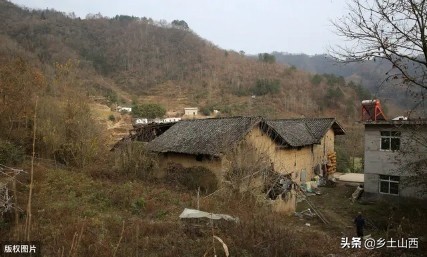 大叔没想到自己53岁找到了另一半,在大山里生活逍遥自在幸福美满