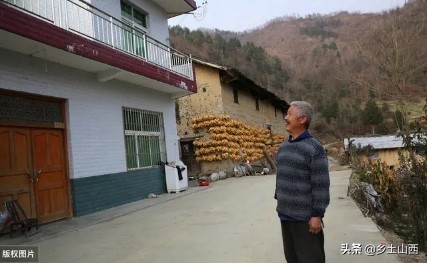 大叔没想到自己53岁找到了另一半,在大山里生活逍遥自在幸福美满